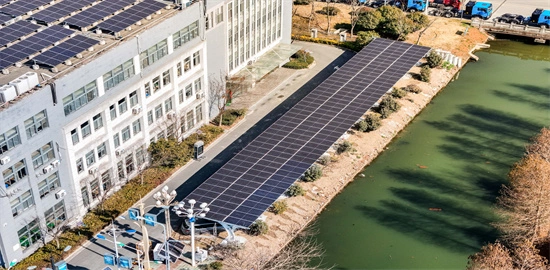 Kompletne rozwiązania: dwustronny moduł przezroczysty, akumulator LiFePO4, falownik beztransformatorowy, system automatycznego gaszenia, magazyn wysokiego napięcia i mikrosieć solarna