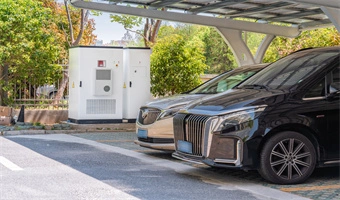 Kompleksowe zabezpieczenia: automatyczne gaszenie, ochrona uziemiająca, przeciwprzepięciowa