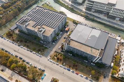 Centrum logistyczne Mundi Energy Solutions – dwustronne moduły przezroczyste, akumulatory LiFePO4, falowniki beztransformatorowe